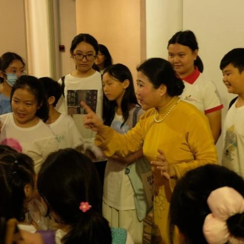 Linh Huyền Dạy Ca Cải Lương Trong Triển Lãm "Vũ Trụ Cũng Biết Nói"